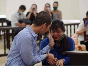 Tin tức - Tuyên án mẹ và bố dượng bạo hành con gái 3 tuổi tử vong: Hai vợ chồng ôm nhau khóc