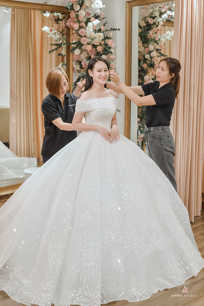 Đám cưới Phương Oanh - Shark Bình: Nữ chính thử váy cưới chuẩn bị cho ngày  trọng đại sau 2 tháng làm đám hỏi