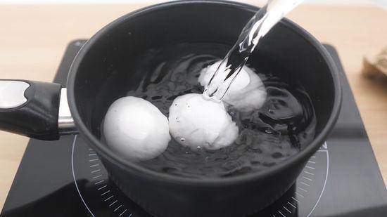 Luộc trứng đừng cho ngay vào nồi, thêm 2 nguyên liệu nữa trứng vừa thơm lại tự bong vỏ - 3