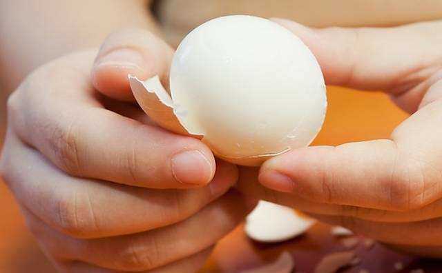 Luộc trứng đừng cho ngay vào nồi, thêm 2 nguyên liệu nữa trứng vừa thơm lại tự bong vỏ - 6