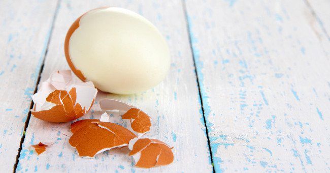 Luộc trứng đừng cho ngay vào nồi, thêm 2 nguyên liệu nữa trứng vừa thơm lại tự bong vỏ - 1