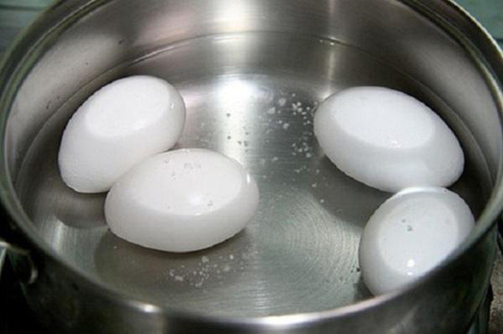 Luộc trứng đừng cho ngay vào nồi, thêm 2 nguyên liệu nữa trứng vừa thơm lại tự bong vỏ - 5