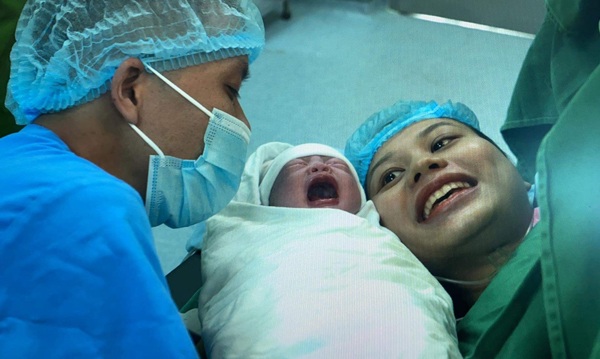 Cô gái một chân Bắc Giang sinh con, chồng khuyết tật vào tận phòng đẻ nhìn mặt con - 5