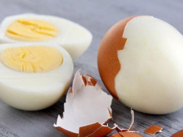 Mẹo hay nhà bếp - Luộc trứng đừng cho ngay vào nồi, thêm 2 nguyên liệu nữa trứng vừa thơm lại tự bong vỏ