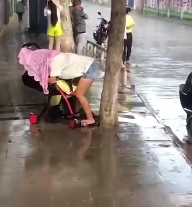 Trời mưa tầm tã, hành động của mẹ trẻ làm người qua đường ai cũng ngoái lại nhìn - 4