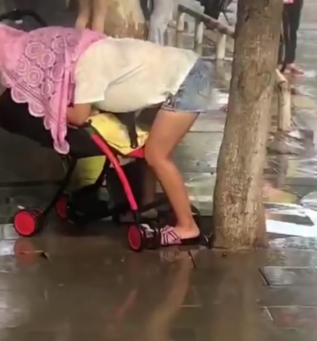 Trời mưa tầm tã, hành động của mẹ trẻ làm người qua đường ai cũng ngoái lại nhìn - 5