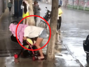 Làm mẹ - Trời mưa tầm tã, hành động của mẹ trẻ làm người qua đường ai cũng ngoái lại nhìn