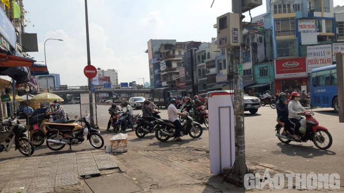TP.HCM: Bị dừng xe đo độ cồn, 2 cô gái lao vào tát, cắn CSGT? - 2