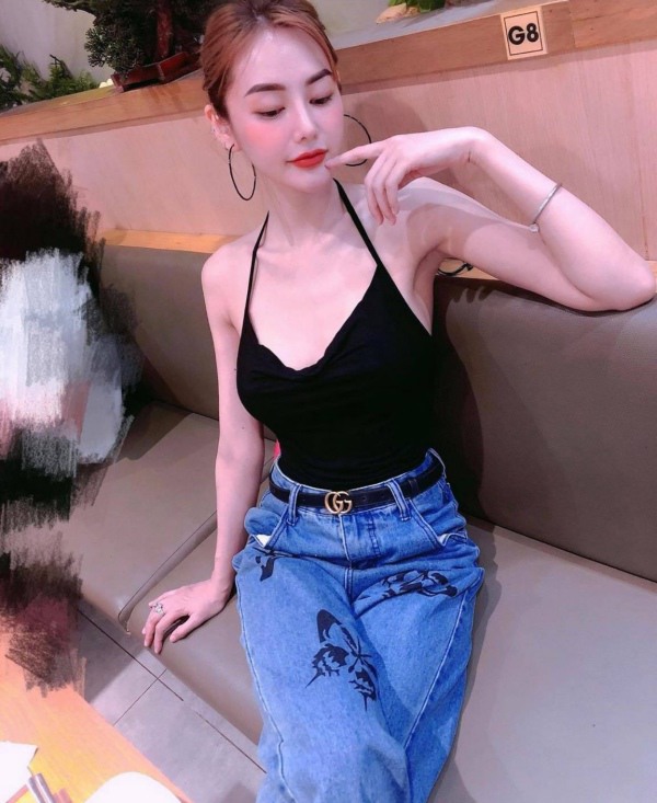 Vòng 1 o ép như biến dạng dưới lớp váy ôm gợi cảm của em gái Ngọc Trinh - 4