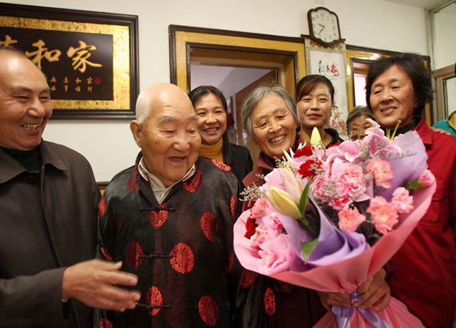 Bị ung thư khi 50 tuổi nhưng vẫn sống tới 108 tuổi nhờ 4 thực phẩm chợ Việt bán đầy - 1