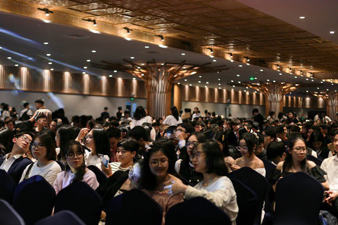 Đức Phúc cùng các thí sinh Rap Việt amp;#34;đốt cháyamp;#34; đêm hội của trường Chuyên Sư phạm - 1