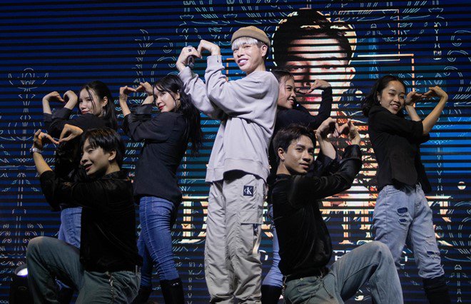 Đức Phúc cùng các thí sinh Rap Việt amp;#34;đốt cháyamp;#34; đêm hội của trường Chuyên Sư phạm - 3