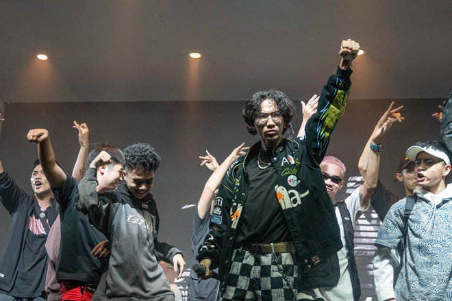 Đức Phúc cùng các thí sinh Rap Việt amp;#34;đốt cháyamp;#34; đêm hội của trường Chuyên Sư phạm - 6