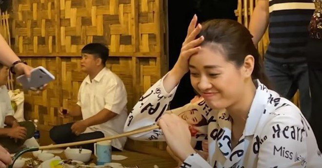 Hoa hậu Khánh Vân say rượu cần khi đến nhà Hamp;#39;Hen Niê, đòi bắt đền - 2