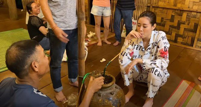 Hoa hậu Khánh Vân say rượu cần khi đến nhà Hamp;#39;Hen Niê, đòi bắt đền - 3