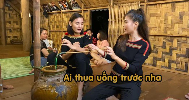 Hoa hậu Khánh Vân say rượu cần khi đến nhà Hamp;#39;Hen Niê, đòi bắt đền - 4