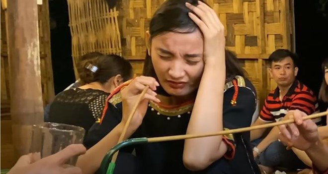Hoa hậu Khánh Vân say rượu cần khi đến nhà Hamp;#39;Hen Niê, đòi bắt đền - 5