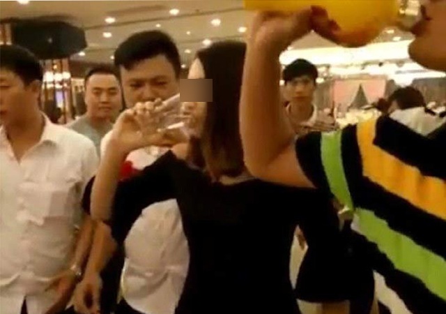 Mời bạn gái thân tới lễ đính hôn rồi chuốc rượu say, chú rể giở trò gây kinh hoàng - 1