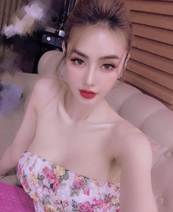 Vòng 1 o ép như biến dạng dưới lớp váy ôm gợi cảm của em gái Ngọc Trinh - 8
