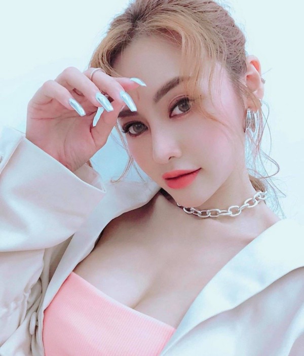 Vòng 1 o ép như biến dạng dưới lớp váy ôm gợi cảm của em gái Ngọc Trinh - 9
