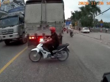 Sang đường sau đuôi xe tải, nam thanh niên bị cuốn vào gầm xe