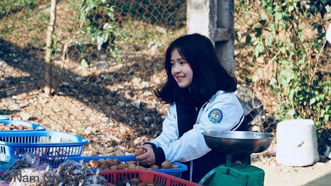 Hình ảnh cô bé bán lê gây sốt năm nào.
