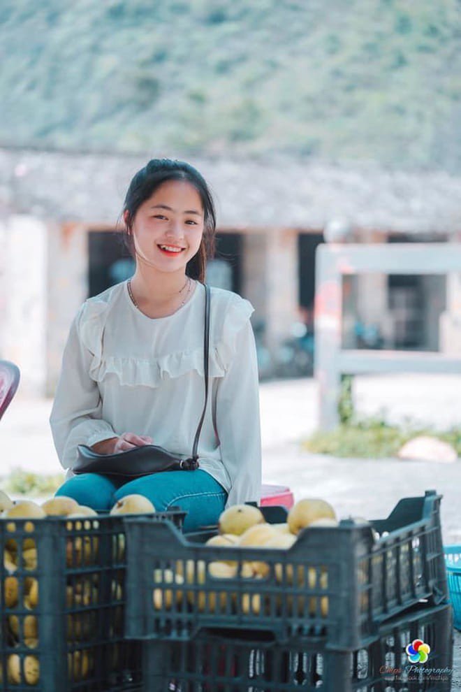 Loạt ảnh chụp Vàng Thị Sinh bán lê bất ngờ khiến dân tình dậy sóng.