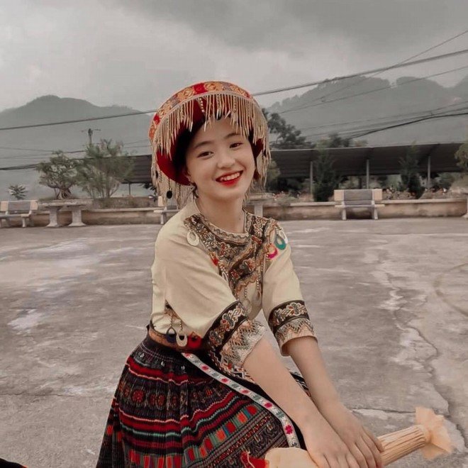 Cô bé bán lê ngày càng xinh tươi, rạng rỡ