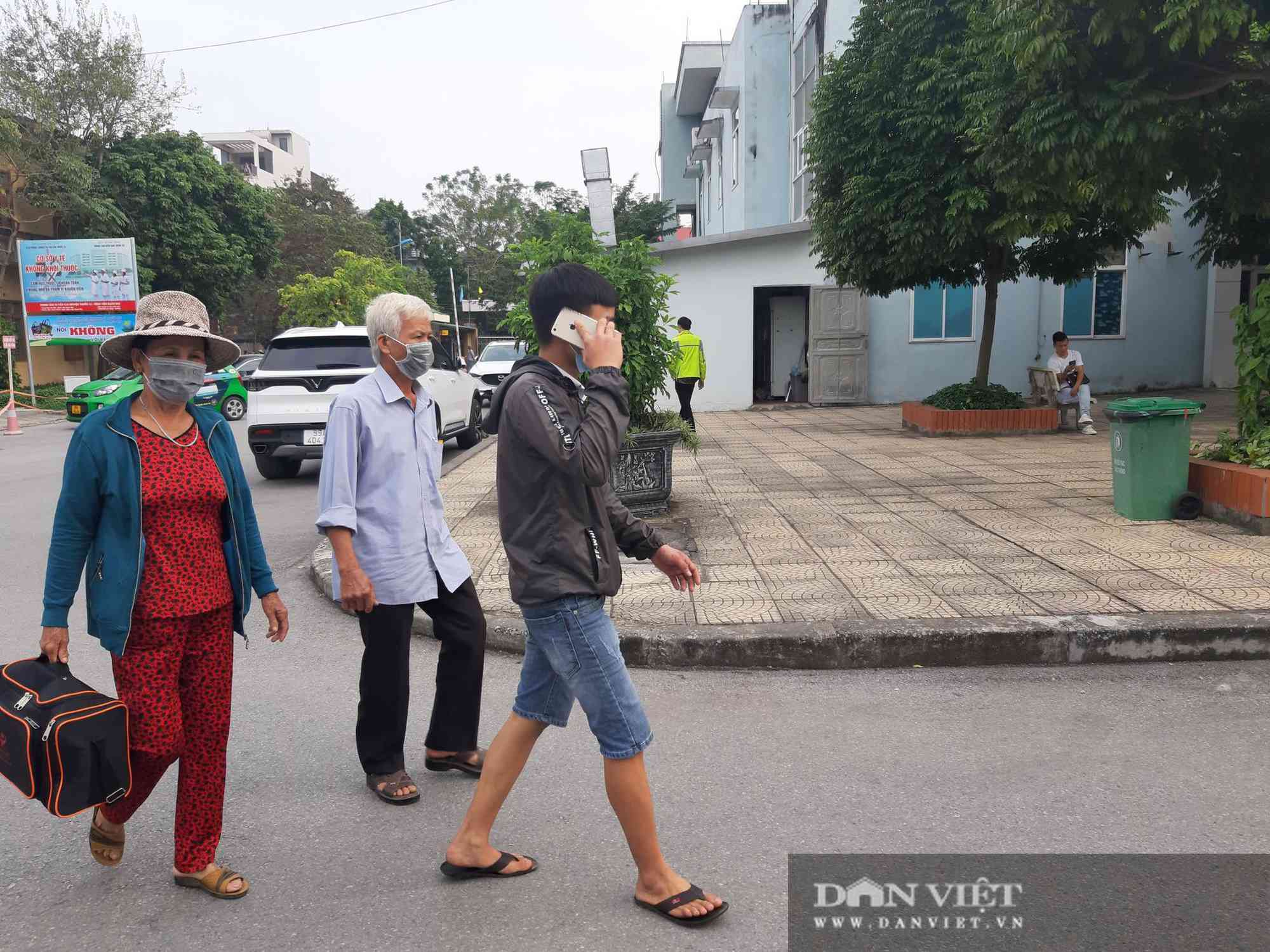 Người thân khóc nức nở khi gặp cháu bị chủ quán bánh xèo ở Bắc Ninh hành hạ dã man - 3