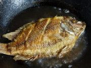 Mẹo hay nhà bếp - Dù rán loại cá nào, đừng cho ngay vào chảo, thêm 2 bước nữa cá luôn giòn, không sát chảo
