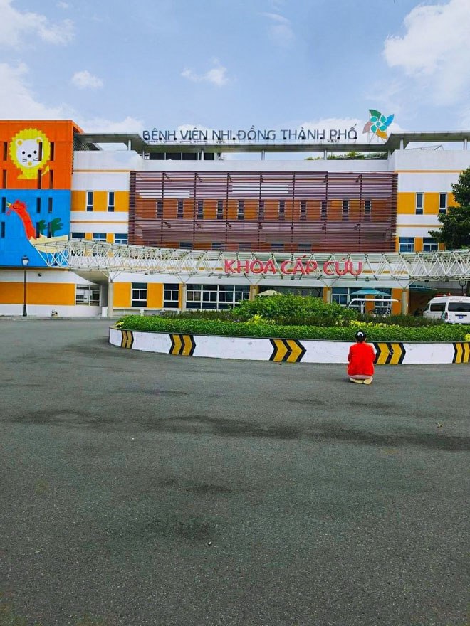 Con bệnh nặng bác sĩ khuyên đưa về, mẹ quỳ trước sân bệnh viện cầu xin phép màu cho con - 1