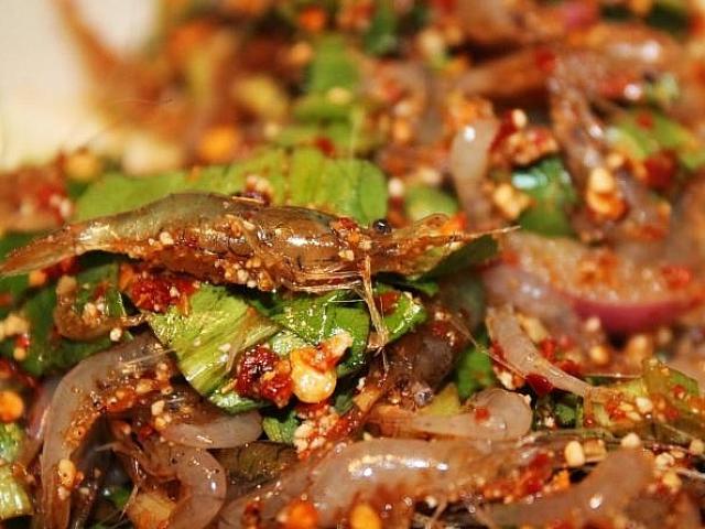 Thứ rau đồng hoang trước vứt đi không xuể, nay nhặt về trồng dưới mương bán hết sạch 4 Đặc sản còn sống nhảy tanh tách của Thái, nhìn thì sốc mà ăn vào gây nghiện