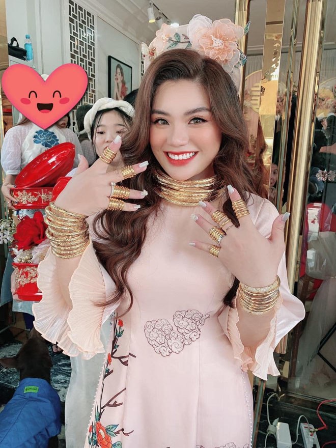 Đám cưới “khủng” ở Sài Gòn: Cô dâu đeo vàng “gãy cổ, tay”, chú rể hoang mang cầm cọc tiền - 1
