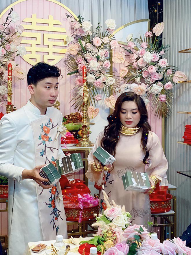 Đám cưới “khủng” ở Sài Gòn: Cô dâu đeo vàng “gãy cổ, tay”, chú rể hoang mang cầm cọc tiền - 3