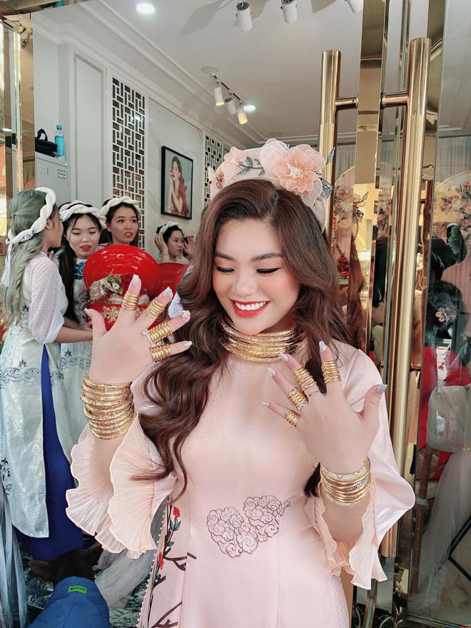Đám cưới “khủng” ở Sài Gòn: Cô dâu đeo vàng “gãy cổ, tay”, chú rể hoang mang cầm cọc tiền - 2