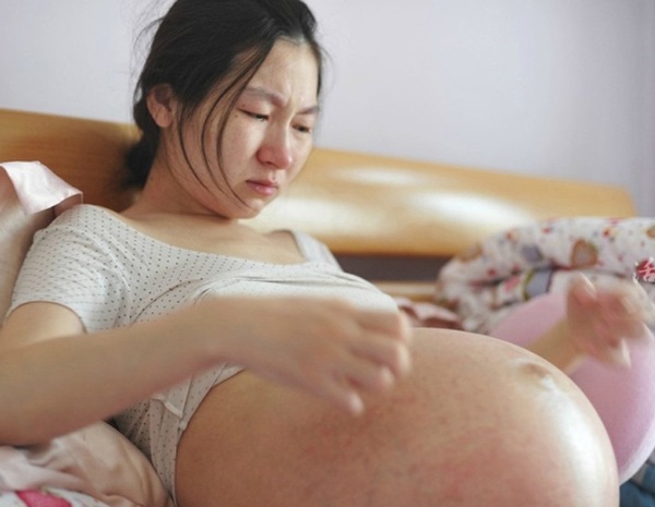 Mẹ bầu 8 tháng ngứa ngáy, đi khám bác sĩ vội vàng mổ bắt 2 con ngay - 3