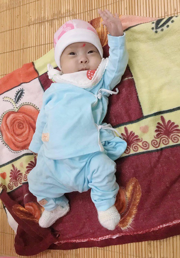 Sinh đôi nhưng 2 bé cách nhau 14 ngày, một bé mất, một bé nặng 4 lạng được cứu sống - 4