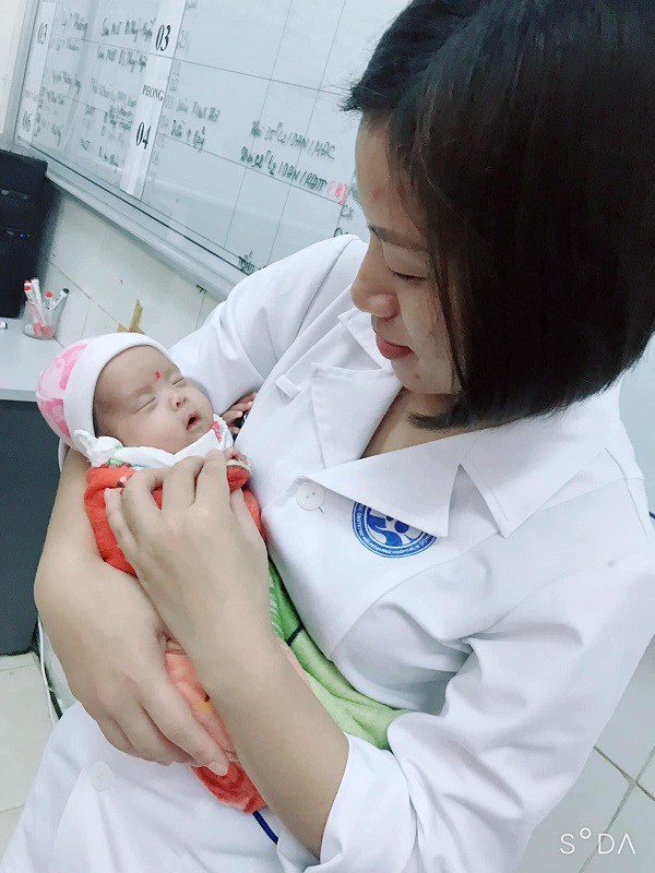Sinh đôi nhưng 2 bé cách nhau 14 ngày, một bé mất, một bé nặng 4 lạng được cứu sống - 2