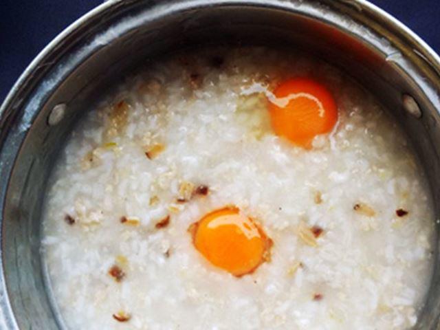 3 cách nấu cháo trứng gà cà rốt cho bé ăn dặm đơn giản - 6