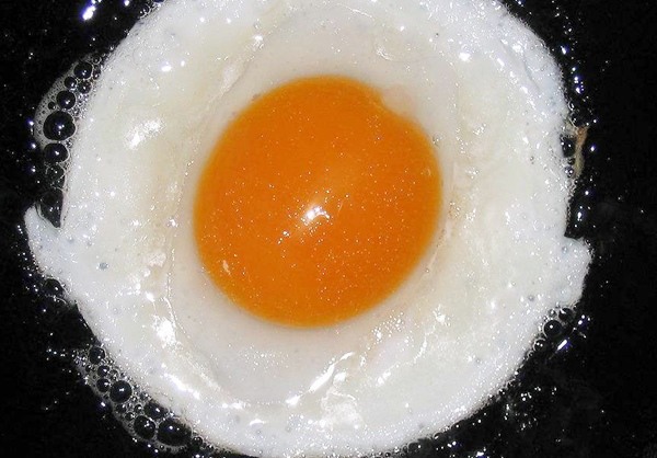 Khi ốp trứng, đừng cho luôn vào chảo, thêm một bước nữa, trứng luôn tròn không dính sát - 5