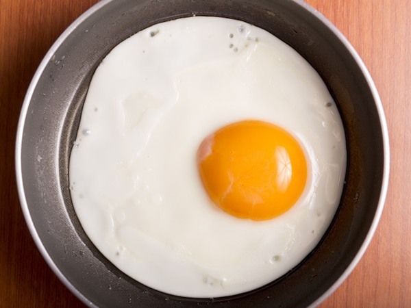 Khi ốp trứng, đừng cho luôn vào chảo, thêm một bước nữa, trứng luôn tròn không dính sát - 6