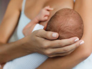 Làm mẹ - Trẻ sơ sinh đổ mồ hôi đầu nhiều khi ngủ có sao không?