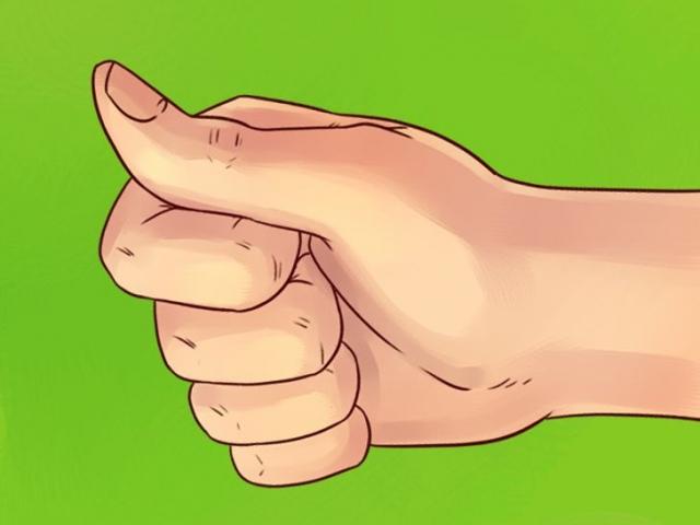 Khi nắm tay, ngón cái của bạn ở đâu? Câu trả lời bật mí nét tính cách thú vị