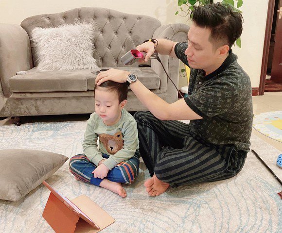 Hương Trần đăng ảnh Việt Anh qua chăm con, chê chồng cũ amp;#34;bụng to như sắp đẻamp;#34; - 2
