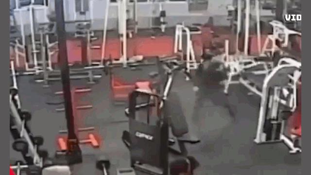 Clip Eva - Cầm dao đi hỏi tội võ sĩ Muay Thái, nam thanh niên ăn no đòn