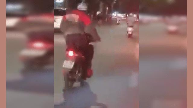 Clip Eva - Vừa lái xe, thanh niên vừa nhảy nhót như "Tôn Ngộ Không"