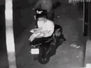 Clip Eva - Bị cướp giật điện thoại, người đàn ông thất thần đứng nhìn