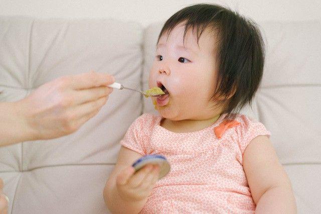 Trẻ dưới 3 tuổi không ăn nhiều 8 thực phẩm này dù bổ dưỡng tới đâu kẻo hại dạ dày - 1