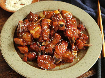 Làm sườn xào chua ngọt kiểu này nhớ nấu nhiều cơm, kẻo ăn xong lại phải thòm thèm vì thiếu