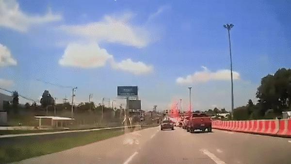 Clip Eva - Xe bán tải chuyển làn khiến ôtô 'trở tay không kịp'